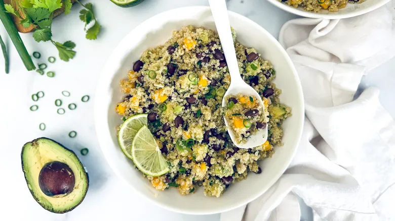 Ensalada de Quinoa, Mango y Aguacate: Receta Vegana Refrescante y Nutritiva