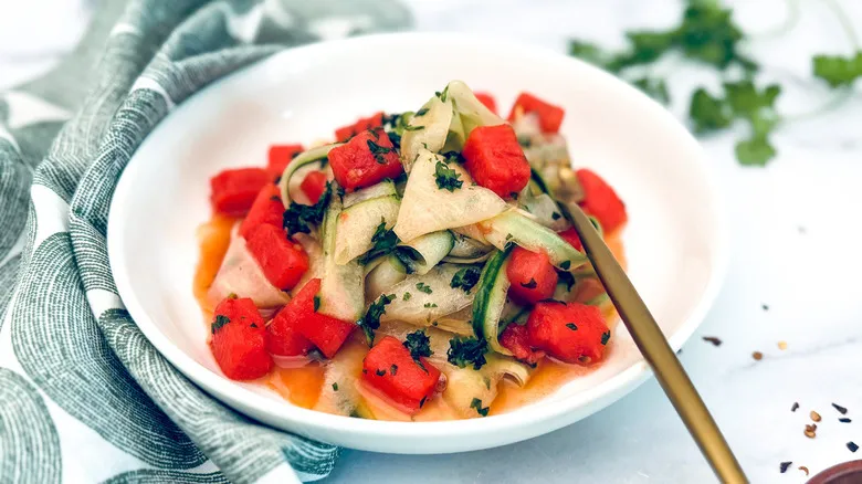 Ensalada de Sandía y Pepino: Una Opción Refrescante y Saludable para el Verano