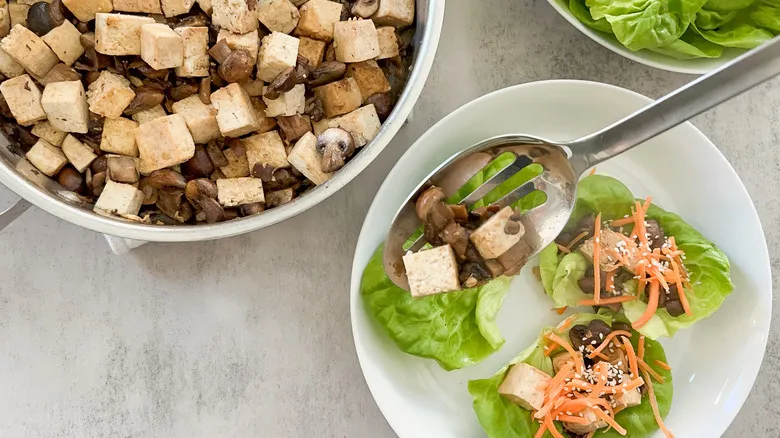 Envolturas de Lechuga con Tofu y Champiñones: Receta Vegana Fácil y Nutritiva