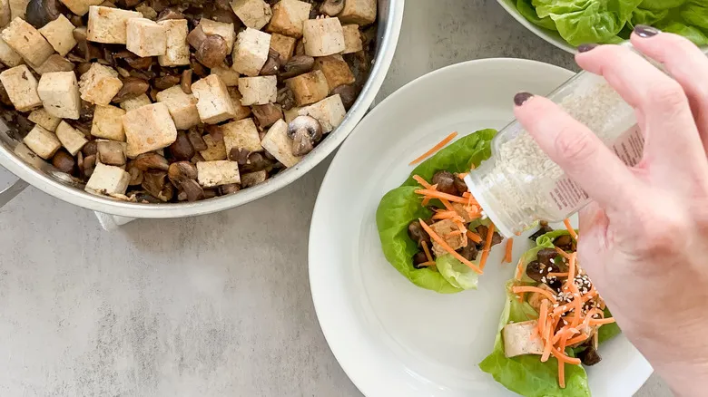 Envolturas de Lechuga con Tofu y Champiñones: Receta Vegana Fácil y Nutritiva