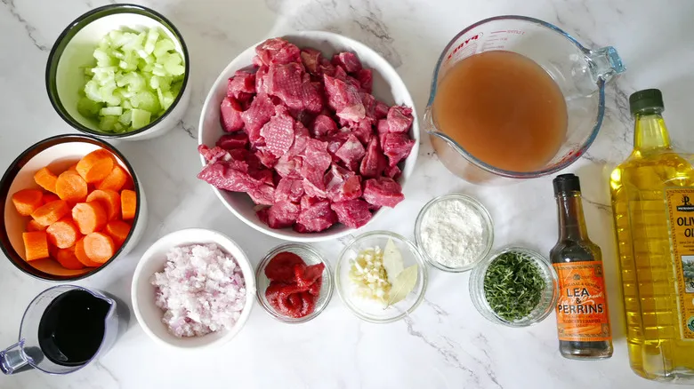 Estofado de Carne Clásico al Horno: Receta Reconfortante y Sustanciosa