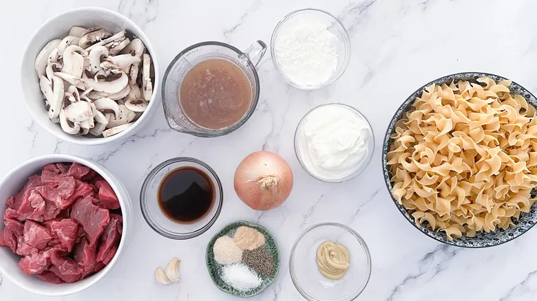 Estofado de Res Stroganoff en Olla de Cocción Lenta: Comodidad y Sabor sin Esfuerzo