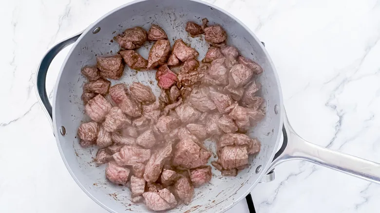 Estofado de Res Stroganoff en Olla de Cocción Lenta: Comodidad y Sabor sin Esfuerzo