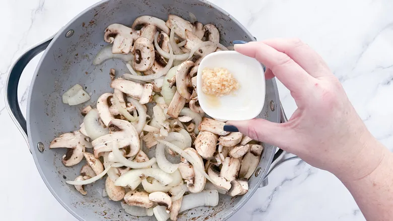 Estofado de Res Stroganoff en Olla de Cocción Lenta: Comodidad y Sabor sin Esfuerzo