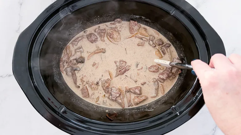Estofado de Res Stroganoff en Olla de Cocción Lenta: Comodidad y Sabor sin Esfuerzo