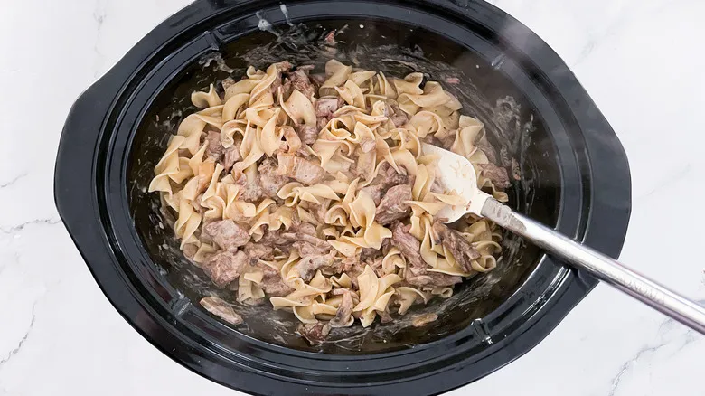 Estofado de Res Stroganoff en Olla de Cocción Lenta: Comodidad y Sabor sin Esfuerzo
