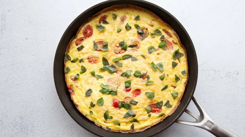 Frittata Perfecta: Receta Versátil de Tomate, Albahaca y Prosciutto para Cualquier Ocasión