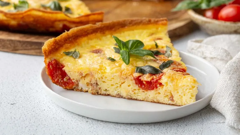 Frittata Perfecta: Receta Versátil de Tomate, Albahaca y Prosciutto para Cualquier Ocasión