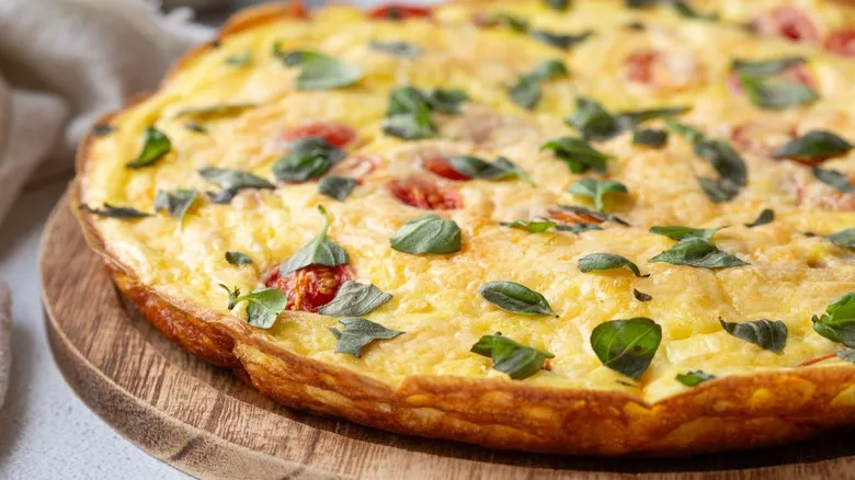 Frittata Perfecta: Receta Versátil de Tomate, Albahaca y Prosciutto para Cualquier Ocasión