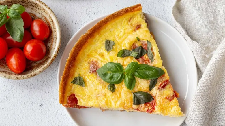 Frittata Perfecta: Receta Versátil de Tomate, Albahaca y Prosciutto para Cualquier Ocasión