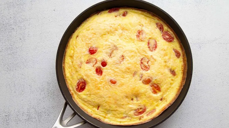 Frittata Perfecta: Receta Versátil de Tomate, Albahaca y Prosciutto para Cualquier Ocasión