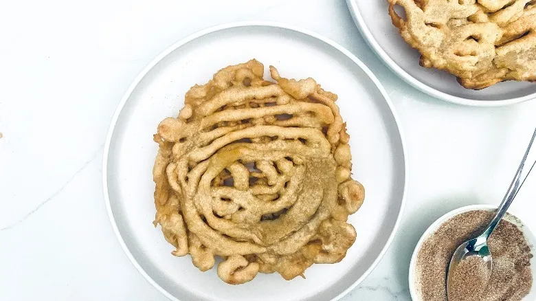 Cómo Preparar el Clásico Funnel Cake con Azúcar y Canela en Casa: Una Receta Fácil para Toda la Familia