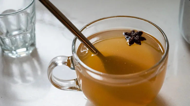 Hot Toddy Clásico: Receta Reconfortante con Whisky y Especias para Noches Frías