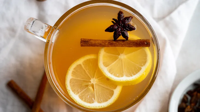 Hot Toddy Clásico: Receta Reconfortante con Whisky y Especias para Noches Frías