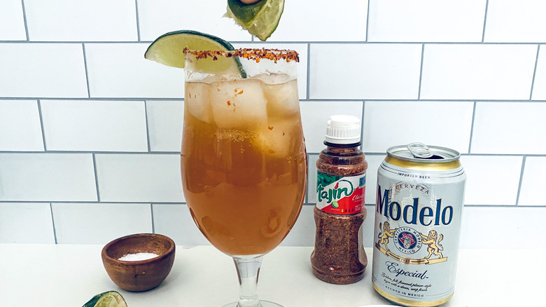 La Michelada Picante de Chile y Limón: Una Receta Refrescante y Versátil para Disfrutar