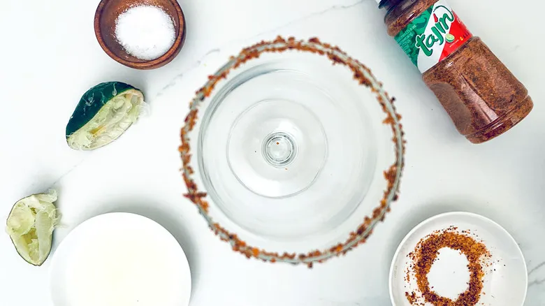 La Michelada Picante de Chile y Limón: Una Receta Refrescante y Versátil para Disfrutar