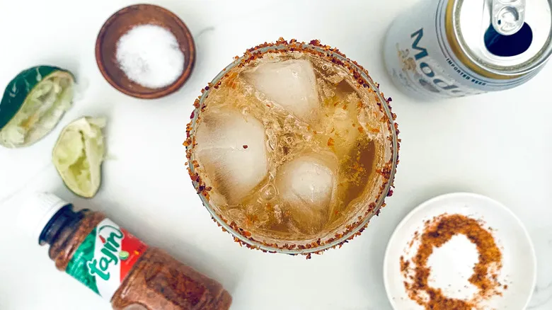 La Michelada Picante de Chile y Limón: Una Receta Refrescante y Versátil para Disfrutar