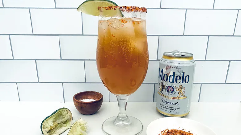 La Michelada Picante de Chile y Limón: Una Receta Refrescante y Versátil para Disfrutar