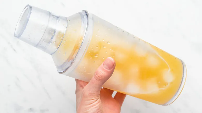 Mai Tai: La Guía Definitiva para Crear el Cóctel Tropical Perfecto en Casa