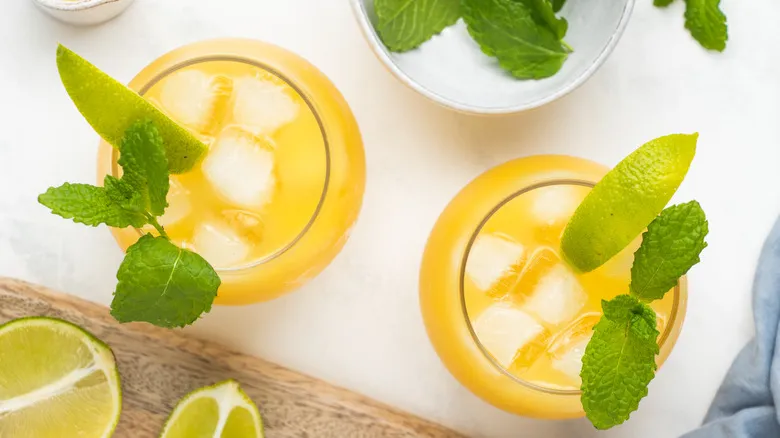 Mai Tai: La Guía Definitiva para Crear el Cóctel Tropical Perfecto en Casa