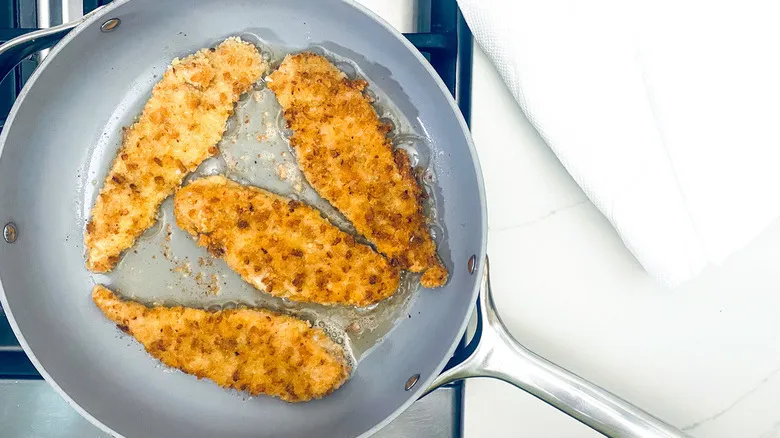 Milanesas de Pollo Crujientes: La Receta Definitiva con Toque de Cebolla Francesa