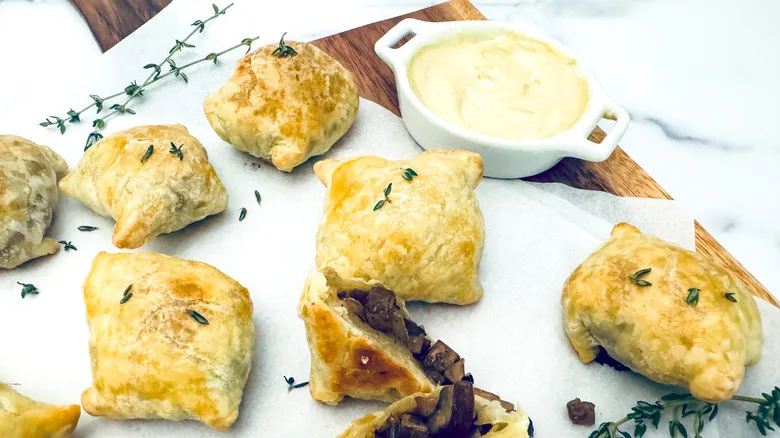 Mini Wellingtons de Champiñones: Receta Fácil para Aperitivos Elegantes