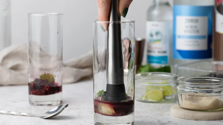 Mojito de Hibisco y Moras: La Receta Definitiva para un Cóctel Exótico y Refrescante