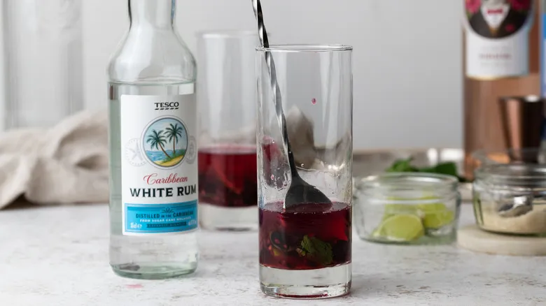Mojito de Hibisco y Moras: La Receta Definitiva para un Cóctel Exótico y Refrescante