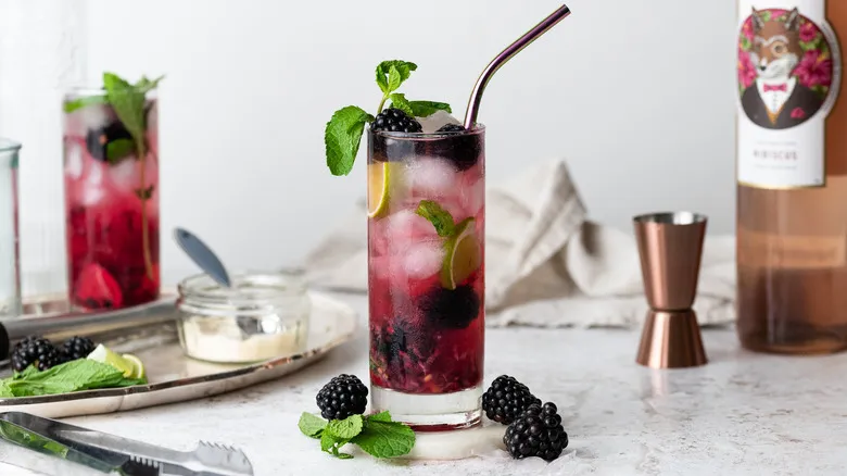 Mojito de Hibisco y Moras: La Receta Definitiva para un Cóctel Exótico y Refrescante