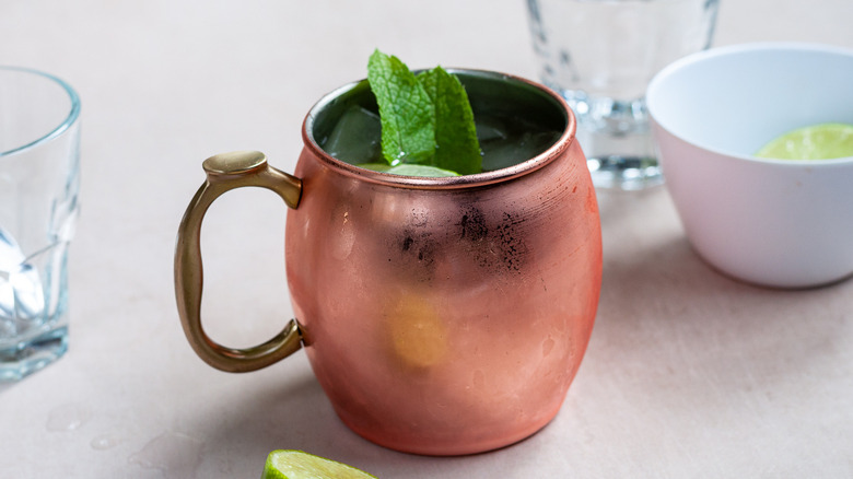 Moscow Mule: La Guía Definitiva para Preparar y Disfrutar el Clásico Cóctel de Jengibre y Vodka