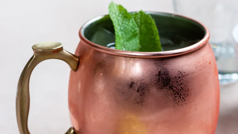 Moscow Mule: La Guía Definitiva para Preparar y Disfrutar el Clásico Cóctel de Jengibre y Vodka