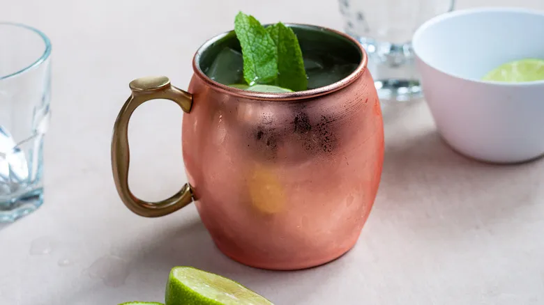 Moscow Mule: La Guía Definitiva para Preparar y Disfrutar el Clásico Cóctel de Jengibre y Vodka