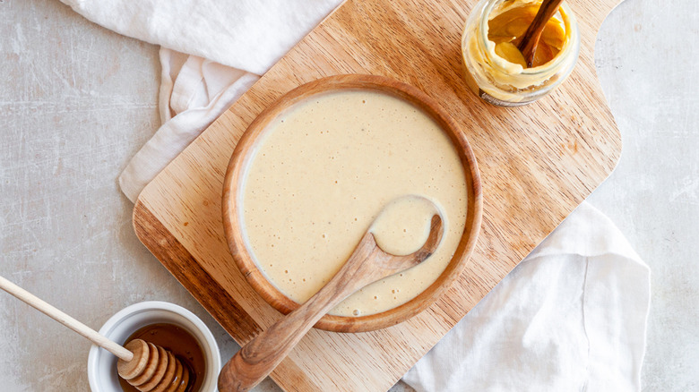 Mostaza con Miel Casera: La Receta Esencial para Aderezos y Más