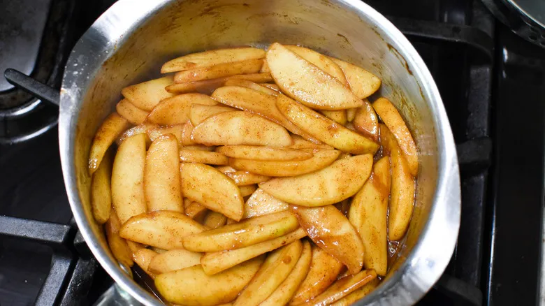 Panqueques de Suero de Leche con Manzana y Canela: Receta Perfecta para un Desayuno Reconfortante