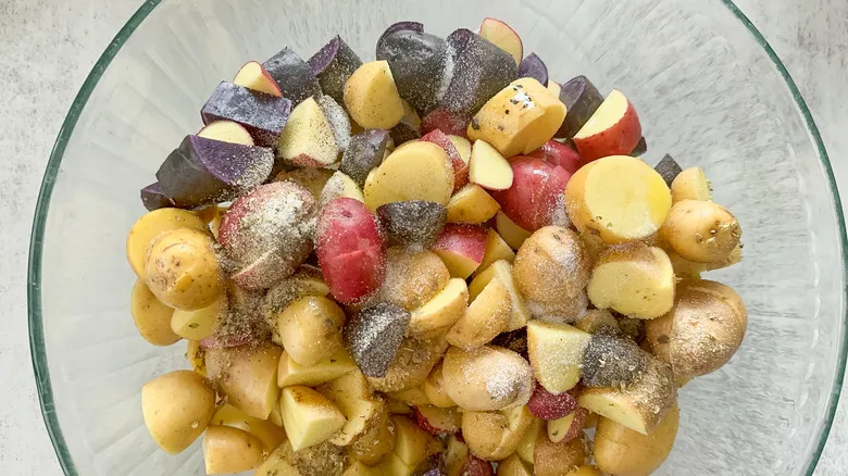 Papas Asadas al Estilo Griego: Una Receta Deliciosa y Siempre Relevante