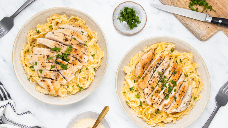 Pasta Alfredo Cremosa con Pollo: La Receta Indulgente y Sencilla para Tu Mesa