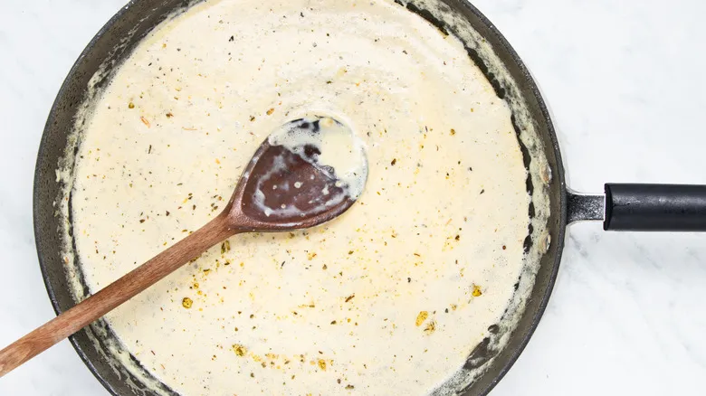 Pasta Alfredo Cremosa con Pollo: La Receta Indulgente y Sencilla para Tu Mesa