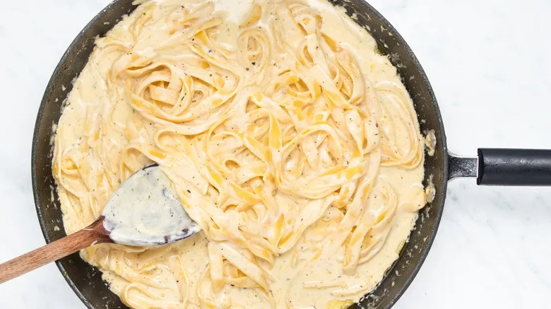 Pasta Alfredo Cremosa con Pollo: La Receta Indulgente y Sencilla para Tu Mesa