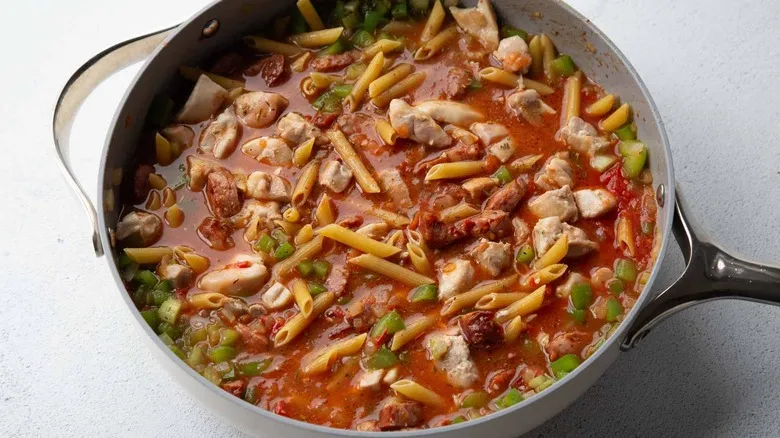 Pastalaya: La Fusión Perfecta de Pasta y Jambalaya en una Receta de Una Sola Sartén