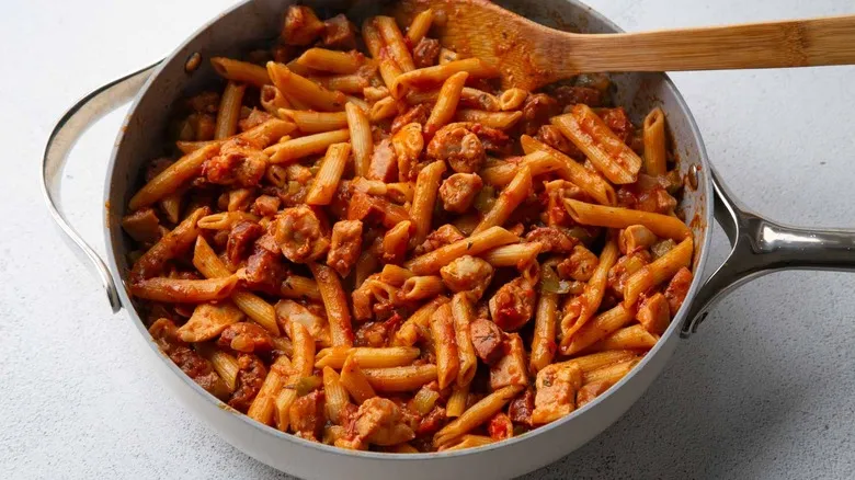 Pastalaya: La Fusión Perfecta de Pasta y Jambalaya en una Receta de Una Sola Sartén