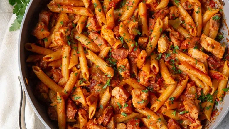 Pastalaya: La Fusión Perfecta de Pasta y Jambalaya en una Receta de Una Sola Sartén