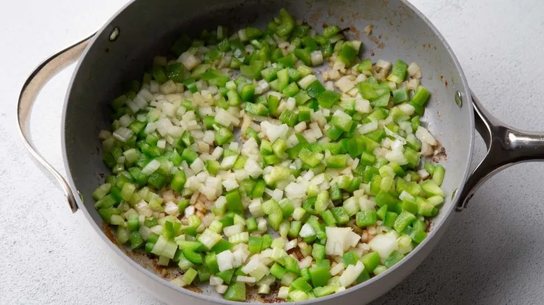 Pastalaya: La Fusión Perfecta de Pasta y Jambalaya en una Receta de Una Sola Sartén