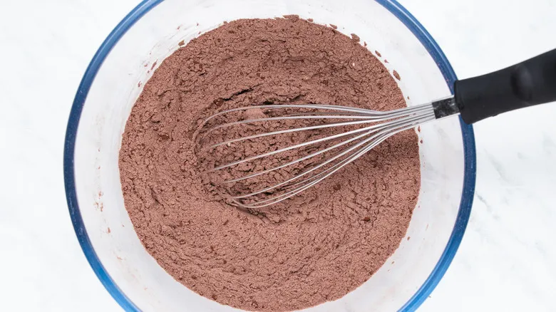 Pastel de Chocolate de Dos Capas: Receta Infalible para un Postre Casero Perfecto