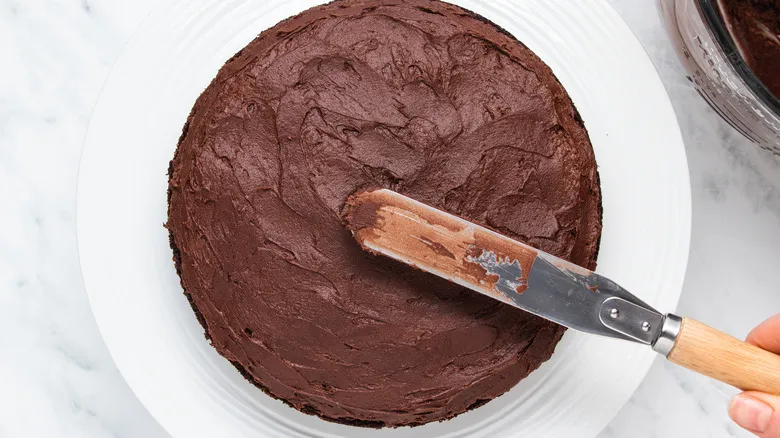 Pastel de Chocolate de Dos Capas: Receta Infalible para un Postre Casero Perfecto
