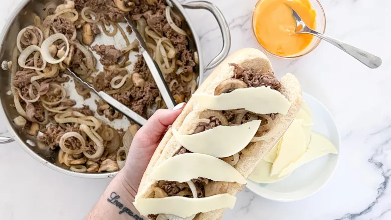 Philly Cheesesteak: Historia, Consejos y la Receta Perfecta para Prepararlo en Casa