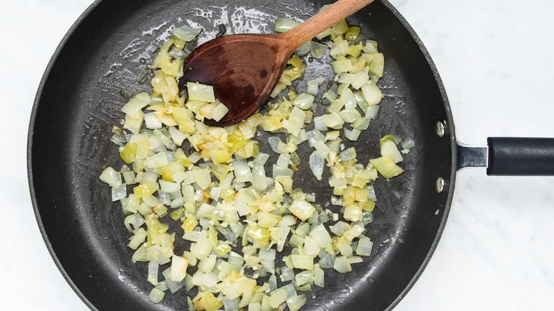 Pimientos Rellenos de Carne y Queso: Una Receta Versátil para Deleitar a tus Invitados