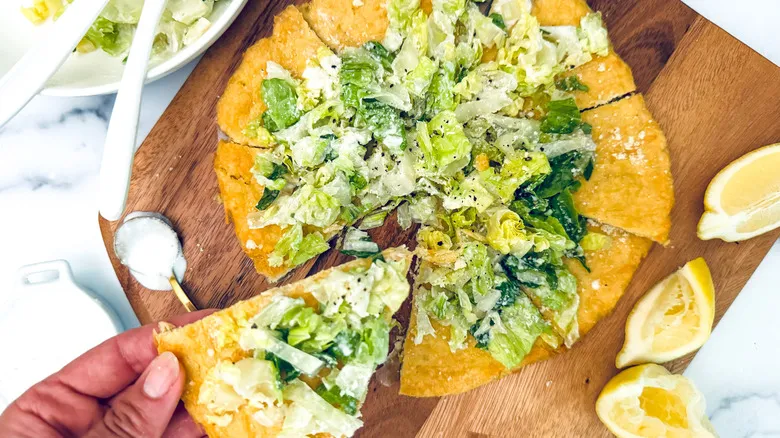Pizza de Ensalada César con Masa de Pollo: Receta Sin Gluten Innovadora y Deliciosa