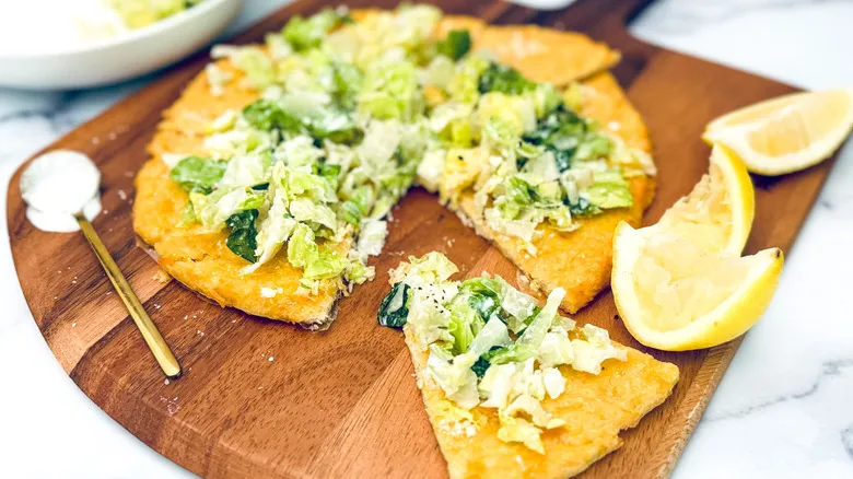 Pizza de Ensalada César con Masa de Pollo: Receta Sin Gluten Innovadora y Deliciosa