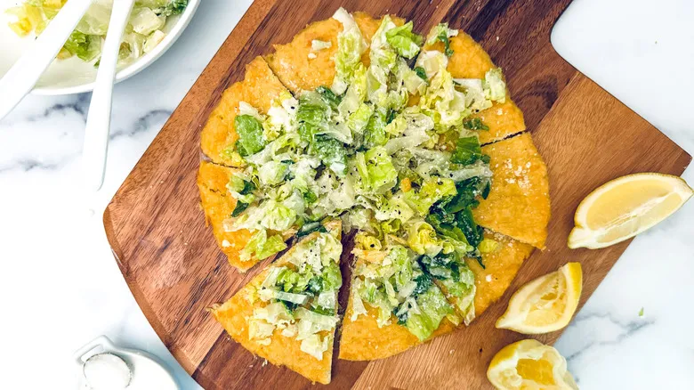 Pizza de Ensalada César con Masa de Pollo: Receta Sin Gluten Innovadora y Deliciosa