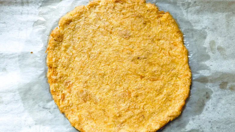 Pizza de Ensalada César con Masa de Pollo: Receta Sin Gluten Innovadora y Deliciosa